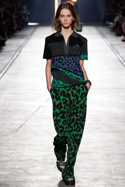 Look 10